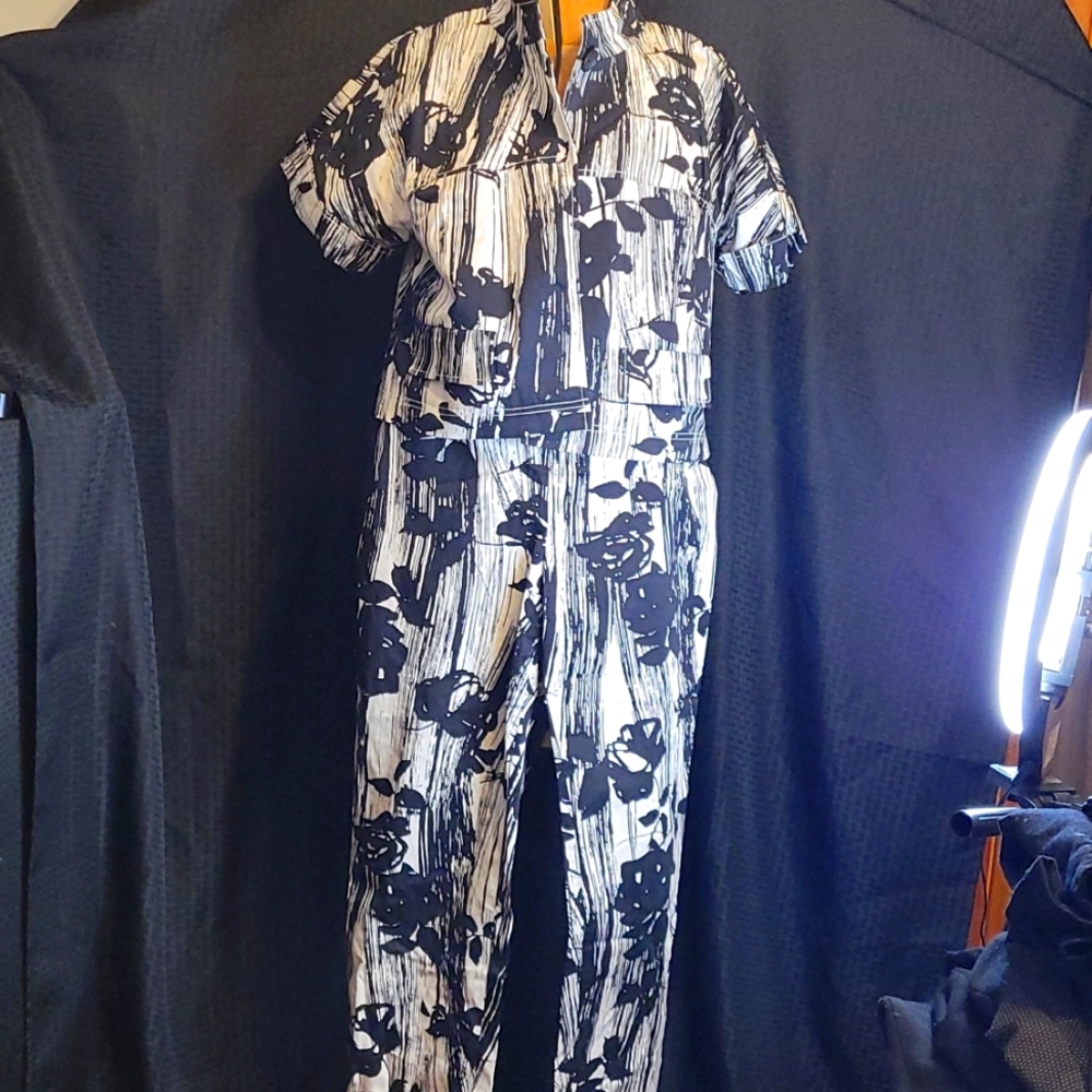 St. John Crop 2-Piece Pant Suit Sz 10